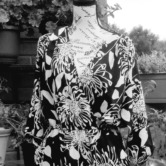 Bisou Bisou ...size 10. Black and White Floral - Picture 4 of 4